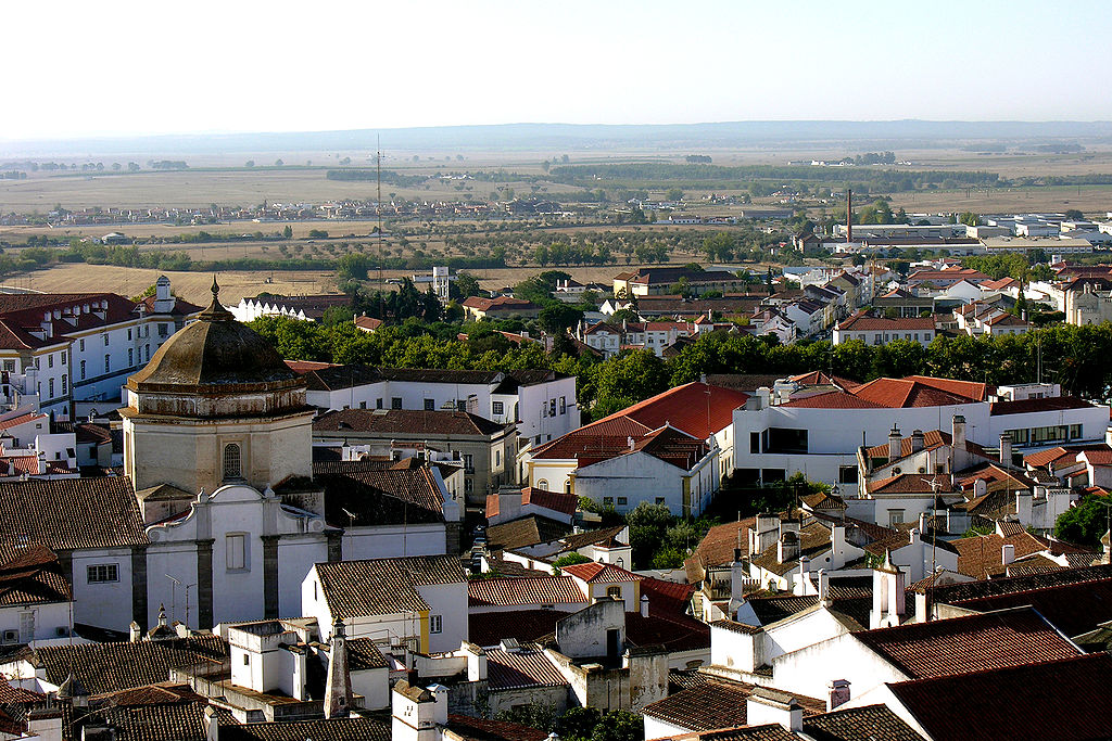 1024px-Evora,_Alentejo,_Portugal_from_the_cathedral_roof,_28_September_2005